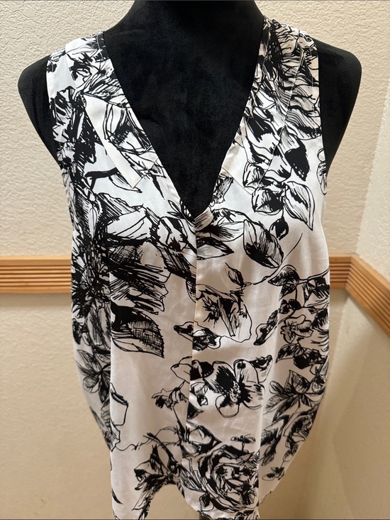 BCBGeneration Tops - BCBG Generation Black & White Floral V-Neck Sleeveless Blouse Size S